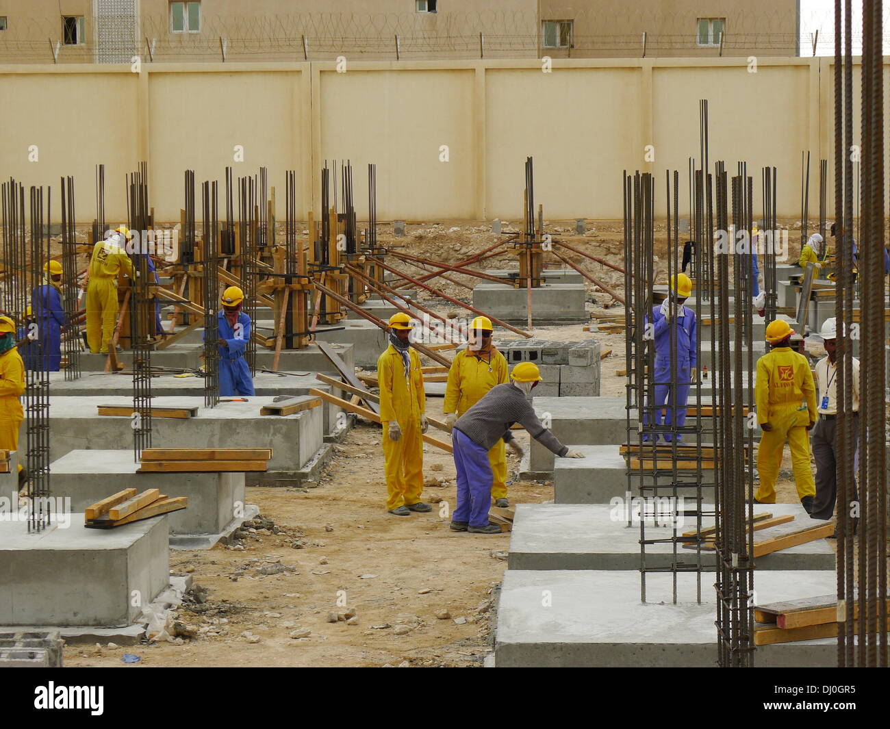 HANDOUT - eine Amnesty International Handout Foto datiert März 2013 zeigt Wanderarbeiter arbeiten auf einer Baustelle in Doha, Katar. Die Menschenrechtsorganisation Amnesty International hat eine "alarmierende Niveau der Ausbeutung bis zur Zwangsarbeit" in Katar, das Gastgeberland der Fußball-Weltmeisterschaft 2022 gefunden.  In einer Studie am 17. November 2013 vorgestellt Amnesty angeprangert, dass die Rechte von Wanderarbeitnehmern "systematisch" in dem Golfstaat verletzt werden würde. Foto: Amnesty International HANDOUT / Kreditkarte obligatorisch / kein Verkauf Stockfoto