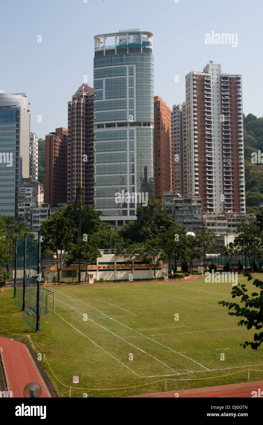 Der Causeway Bay Sportplatz bietet Platz für eine Reihe von Aktivitäten, einschließlich eine Laufstrecke und Sportplatz. Stockfoto