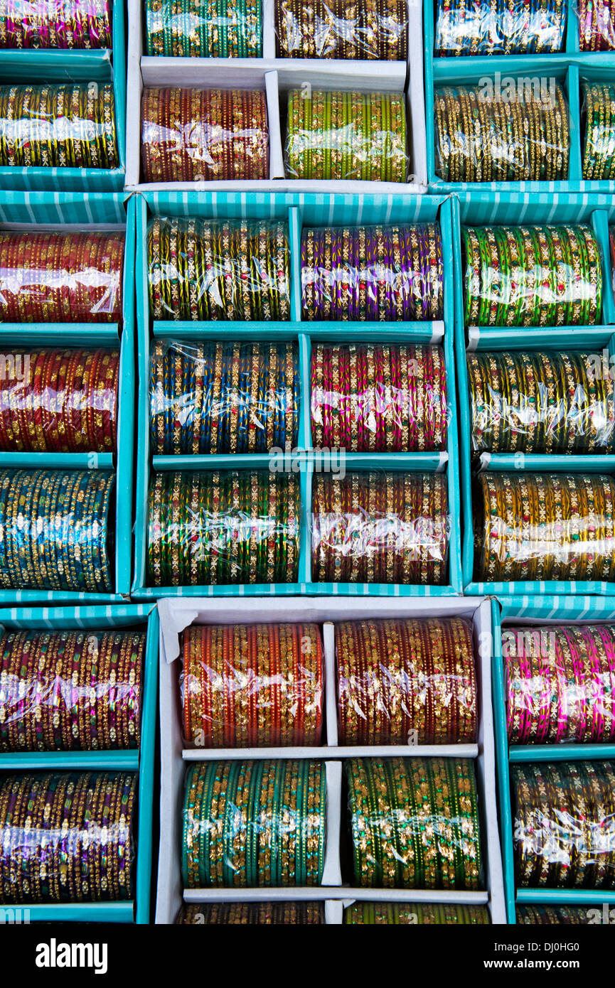 Indische Glas Armreifen auf einem Marktstand in Indien Stockfoto