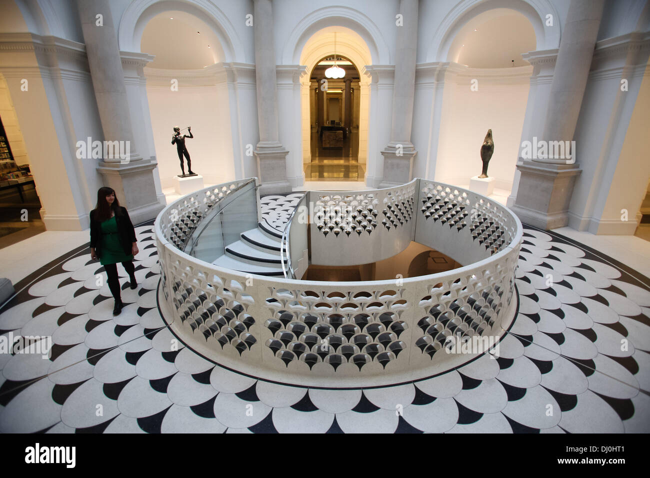 London, UK. 18. November 2013. Die markante neue Wendeltreppe kehren nach unten aus dem Haupteingang, die neue öffentliche Räume unten enthüllte in der Tate Britain am 18. November 2013 in London, England. Bildnachweis: Zenon Stefaniak/Alamy Live-Nachrichten Stockfoto