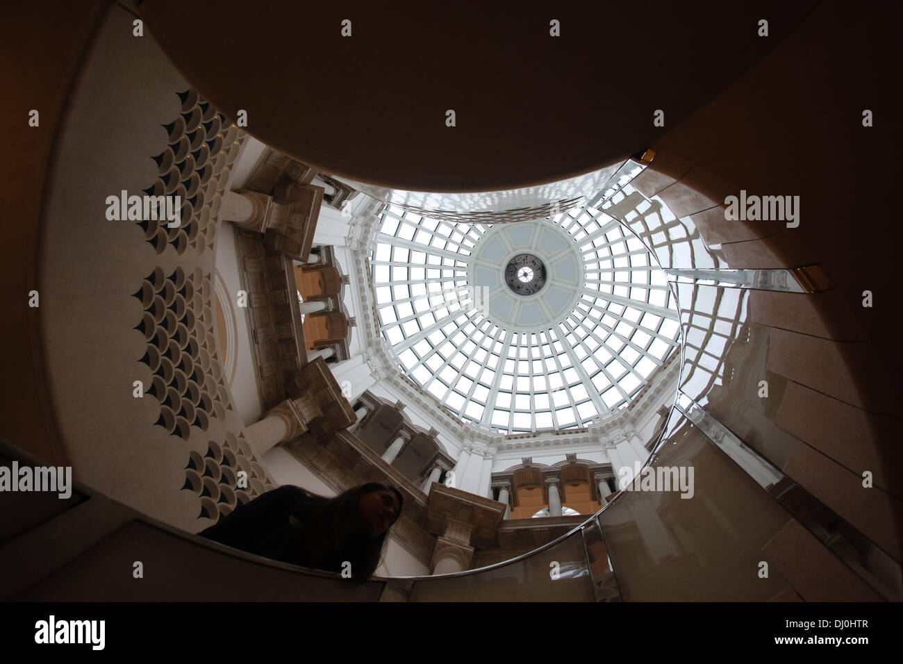 London, UK. 18. November 2013. Die markante neue Wendeltreppe kehren nach unten aus dem Haupteingang, die neue öffentliche Räume unten enthüllte in der Tate Britain am 18. November 2013 in London, England. Bildnachweis: Zenon Stefaniak/Alamy Live-Nachrichten Stockfoto