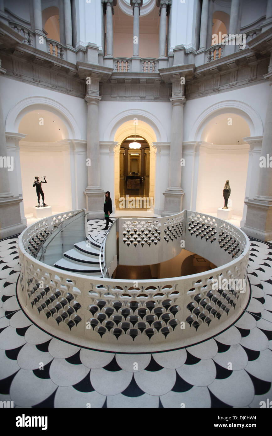 London, UK. 18. November 2013. Die markante neue Wendeltreppe kehren nach unten aus dem Haupteingang, die neue öffentliche Räume unten enthüllte in der Tate Britain am 18. November 2013 in London, England. Bildnachweis: Zenon Stefaniak/Alamy Live-Nachrichten Stockfoto