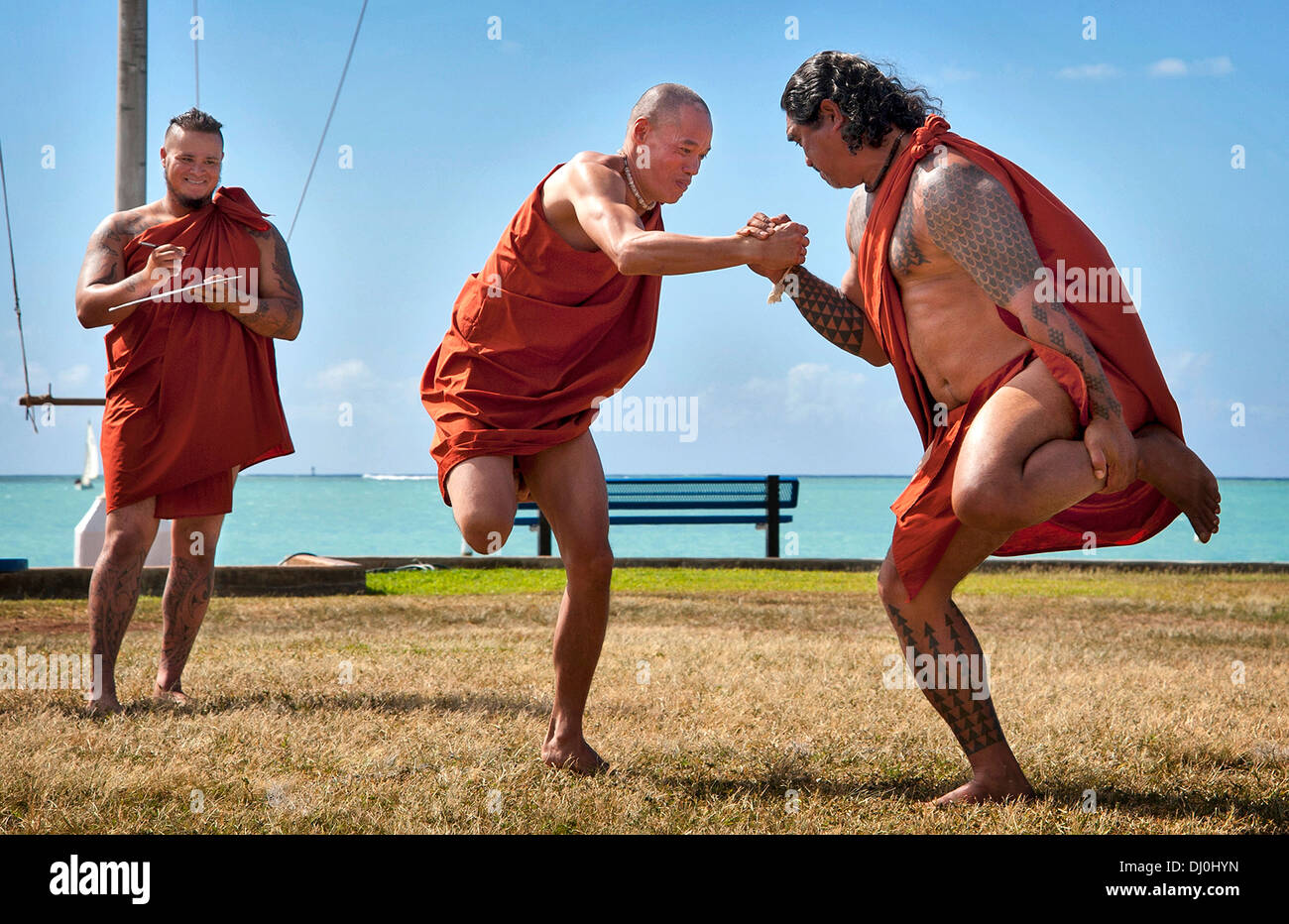 Gebürtigen Hawaiianer zeigt ein traditionelle hawaiianische Spiel ...