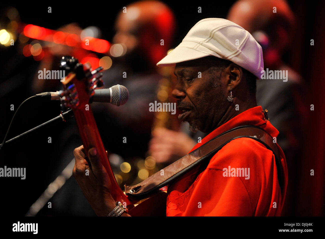 Sumperk, Tschechische Republik. 16. November 2013. Walter Wolfman Washington führt im Rahmen des Blues Alive Festival in Sumperk, Tschechische Republik, 16. November 2013. © Ludek Perina/CTK Foto/Alamy Live-Nachrichten Stockfoto