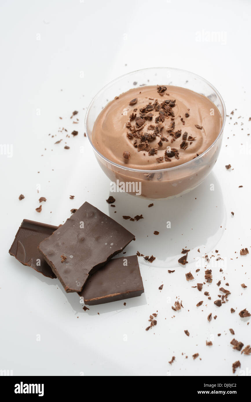 Mousse au Chocolat auf weißem Hintergrund Stockfoto