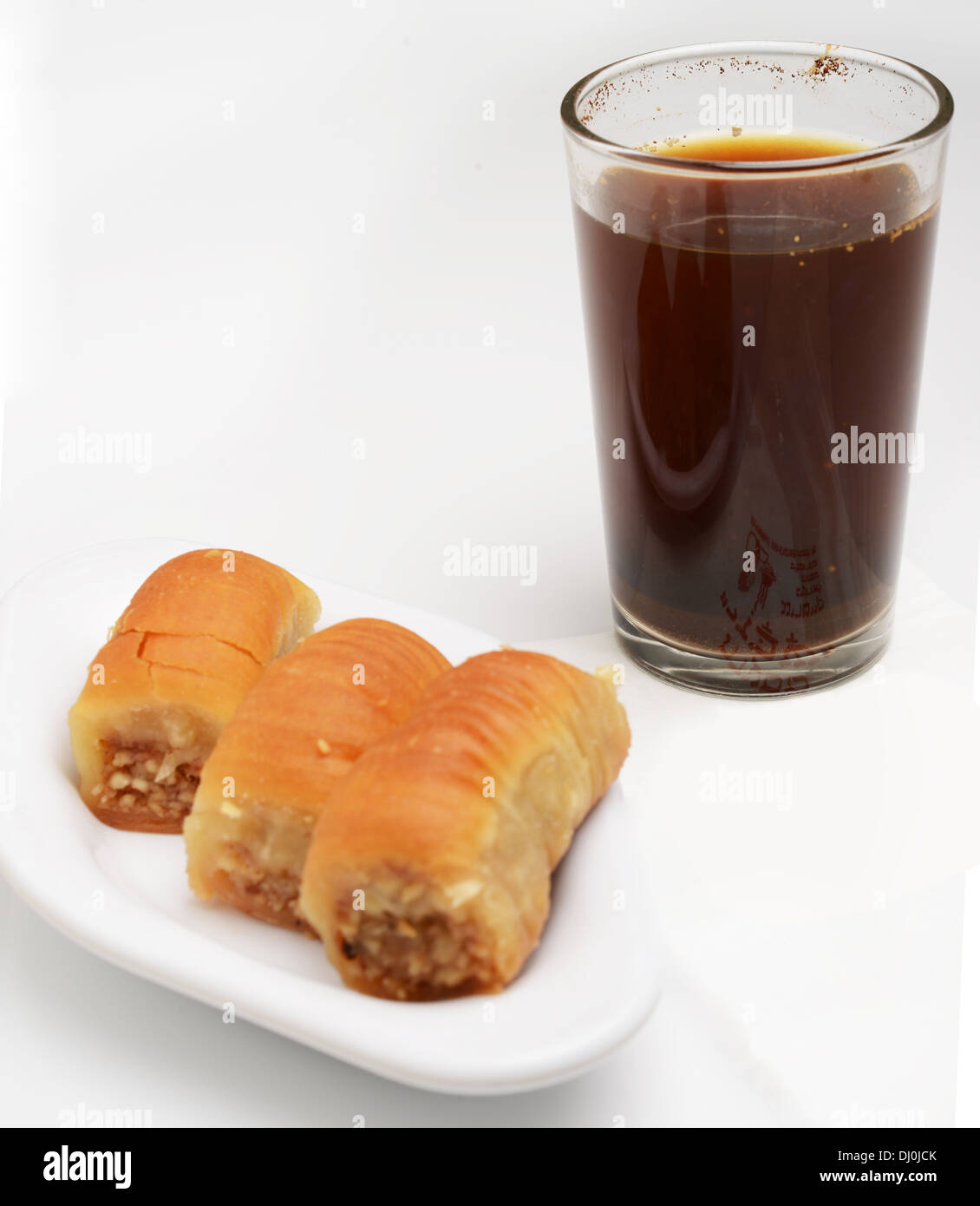 Schwarzer Kaffee und Baklava Mideastern dessert Stockfoto