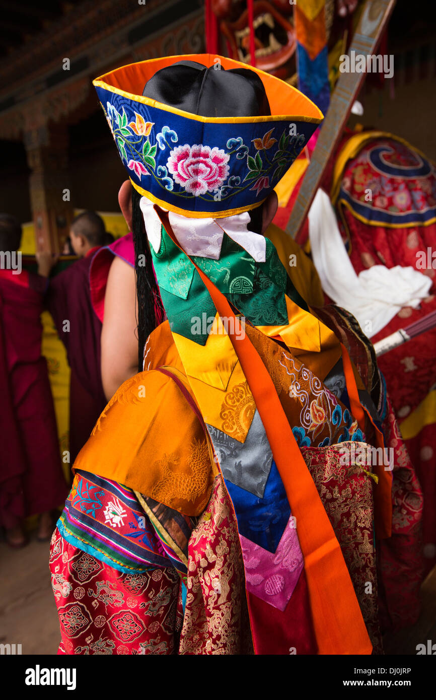 Bhutan, Thimpu Dzong, jährliche Tsechu Mönch Musiker in bunt bestickte Kostüm Stockfoto