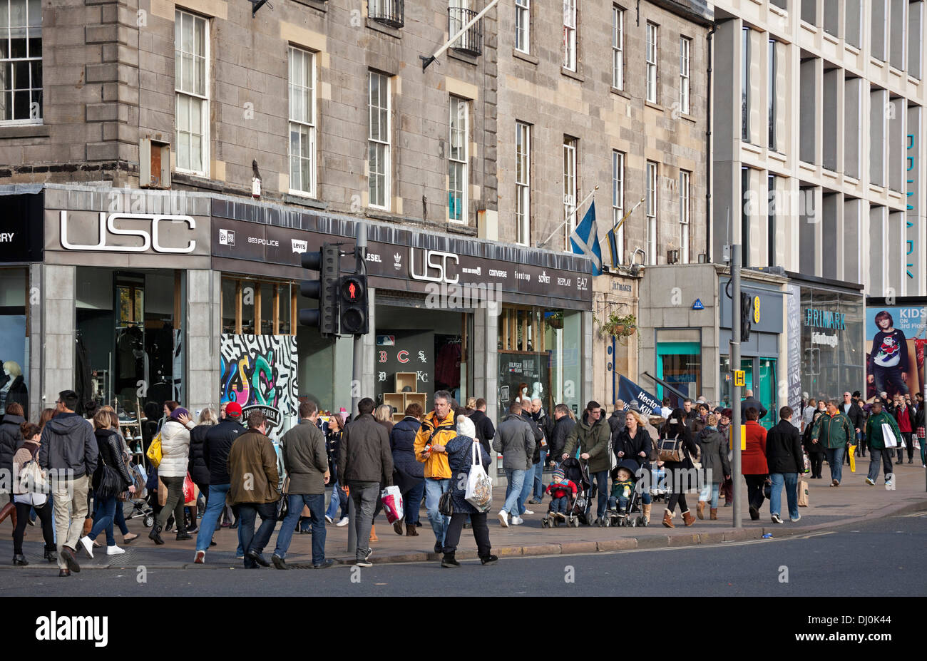 Edinburgh Princes Street Menschen Shopper, Schottland, Vereinigtes Königreich Stockfoto