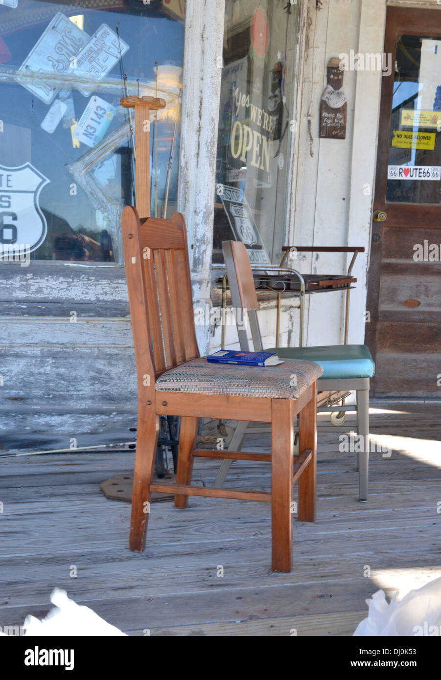 Alter Stuhl auf der Veranda des kleinen Stadt Lagern entlang der historischen Route 66 Whitehall Mercantile in Halltown, Missouri Stockfoto