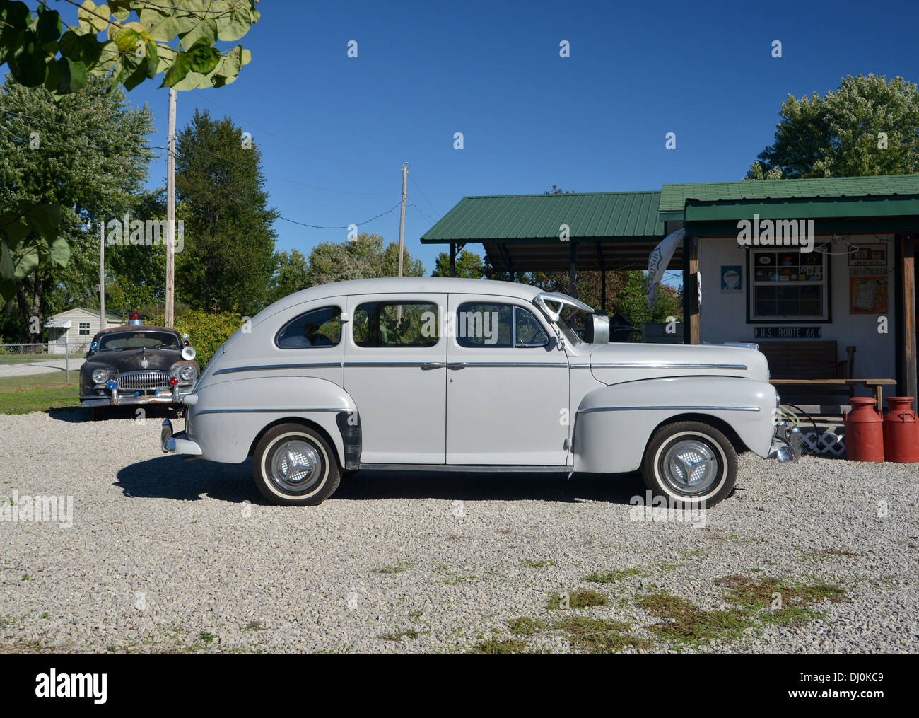 1940 Dodge Deluxe Limousine Gay Parita Sinclair-Tankstelle auf der historischen Route 66, Missouri Stockfoto 1940 Dodge Deluxe Limousine Gay Parita Sinclair-Tankstelle auf der historischen Route 66, Missouri Stockfoto