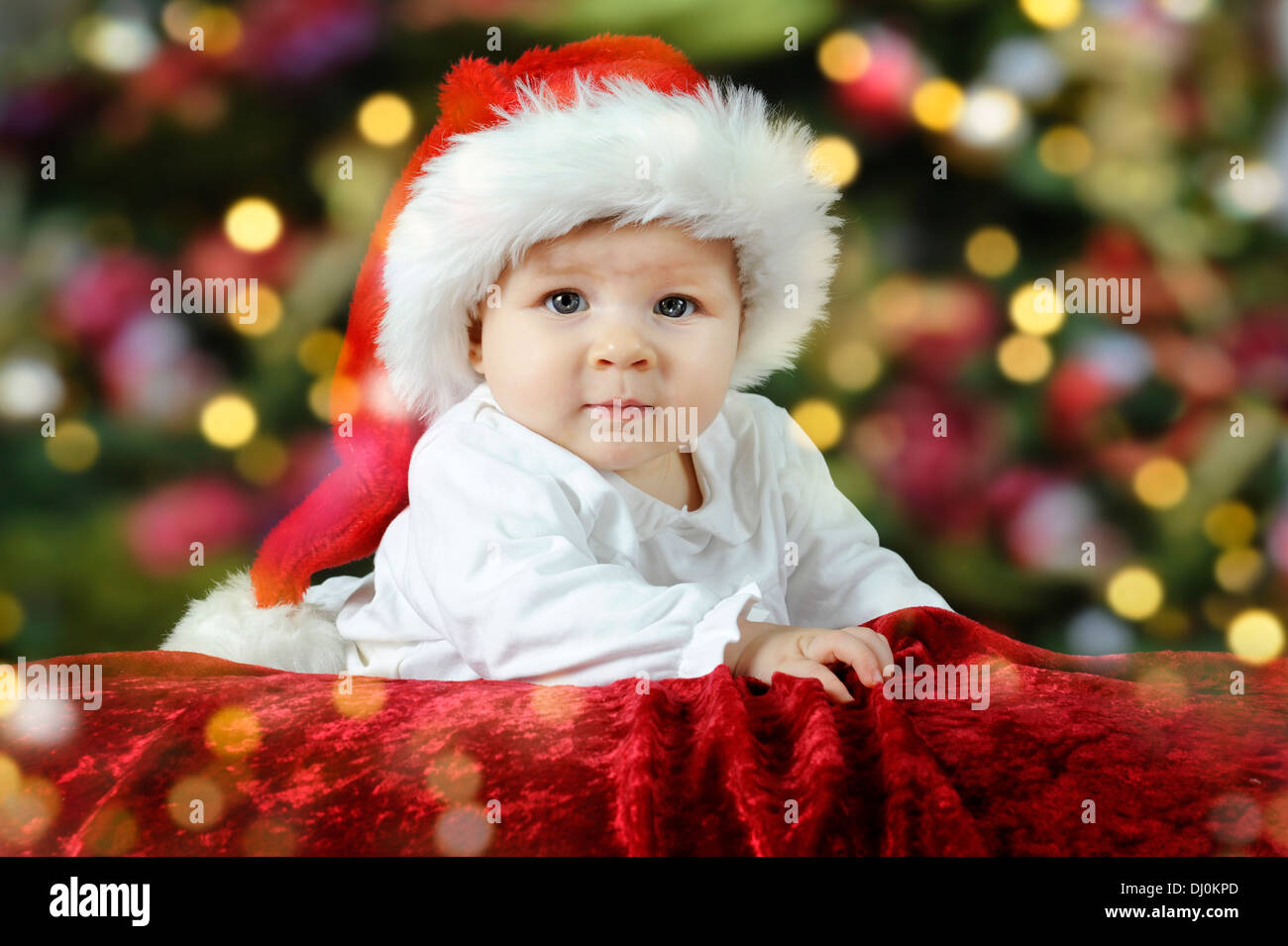 Santa Baby Mit Weihnachten Hut Auf Dem Bauch Liegend