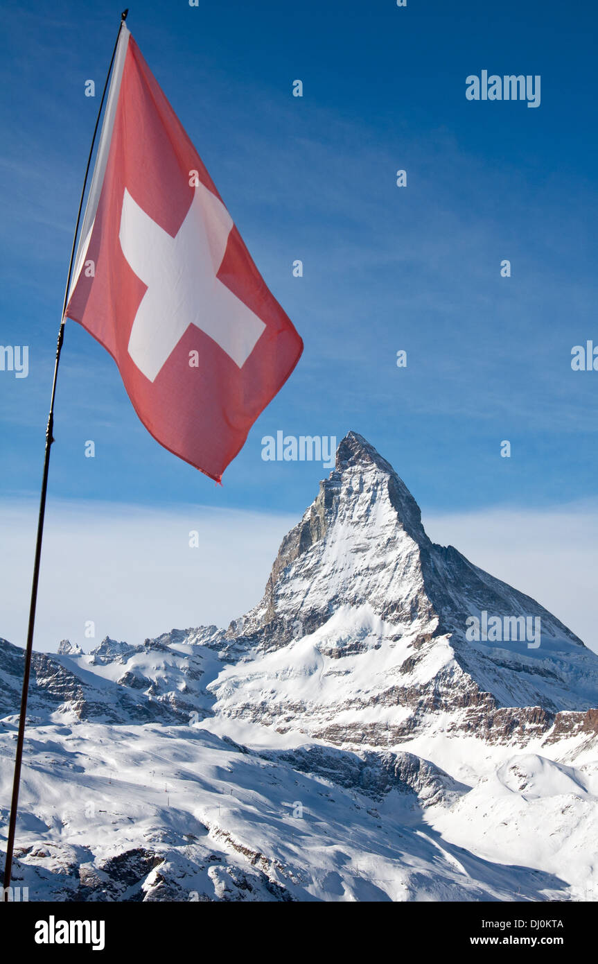 Die Schweizer Flagge vor dem Matterhorn Stockfoto
