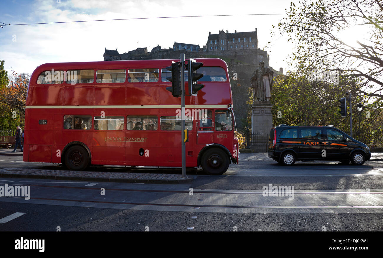 Roter Bus Princes Street Edinburgh Schottland UK Stockfoto