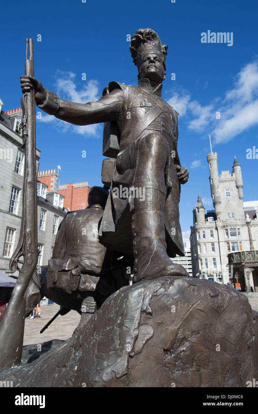 Stadtzentrum von Aberdeen, Schottland. Die Mark Richards Skulptur die Gordon Highlanders mit Mercat Cross im Hintergrund. Stockfoto