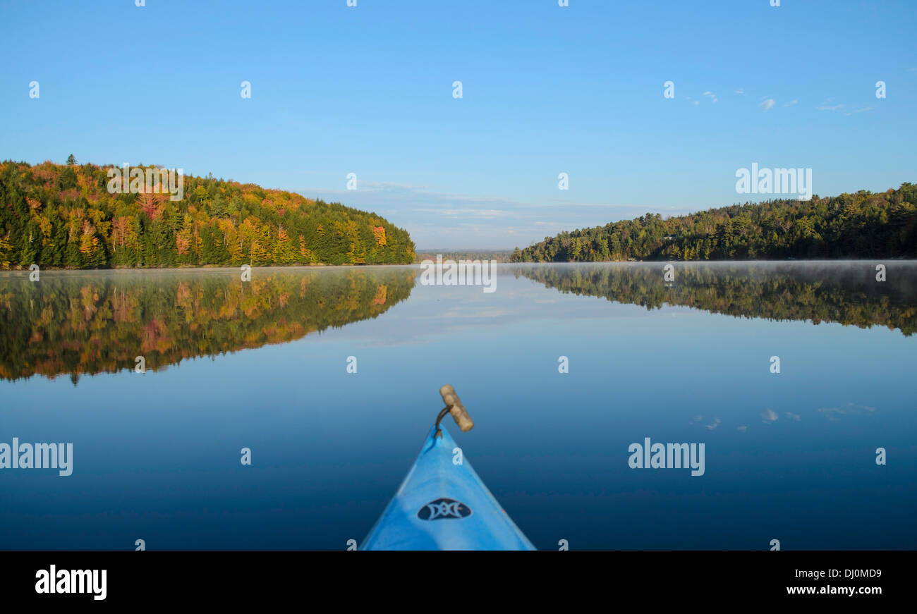 Kajak-Bogen und Reflexionen auf ruhigem Wasser in Kanada Stockfoto