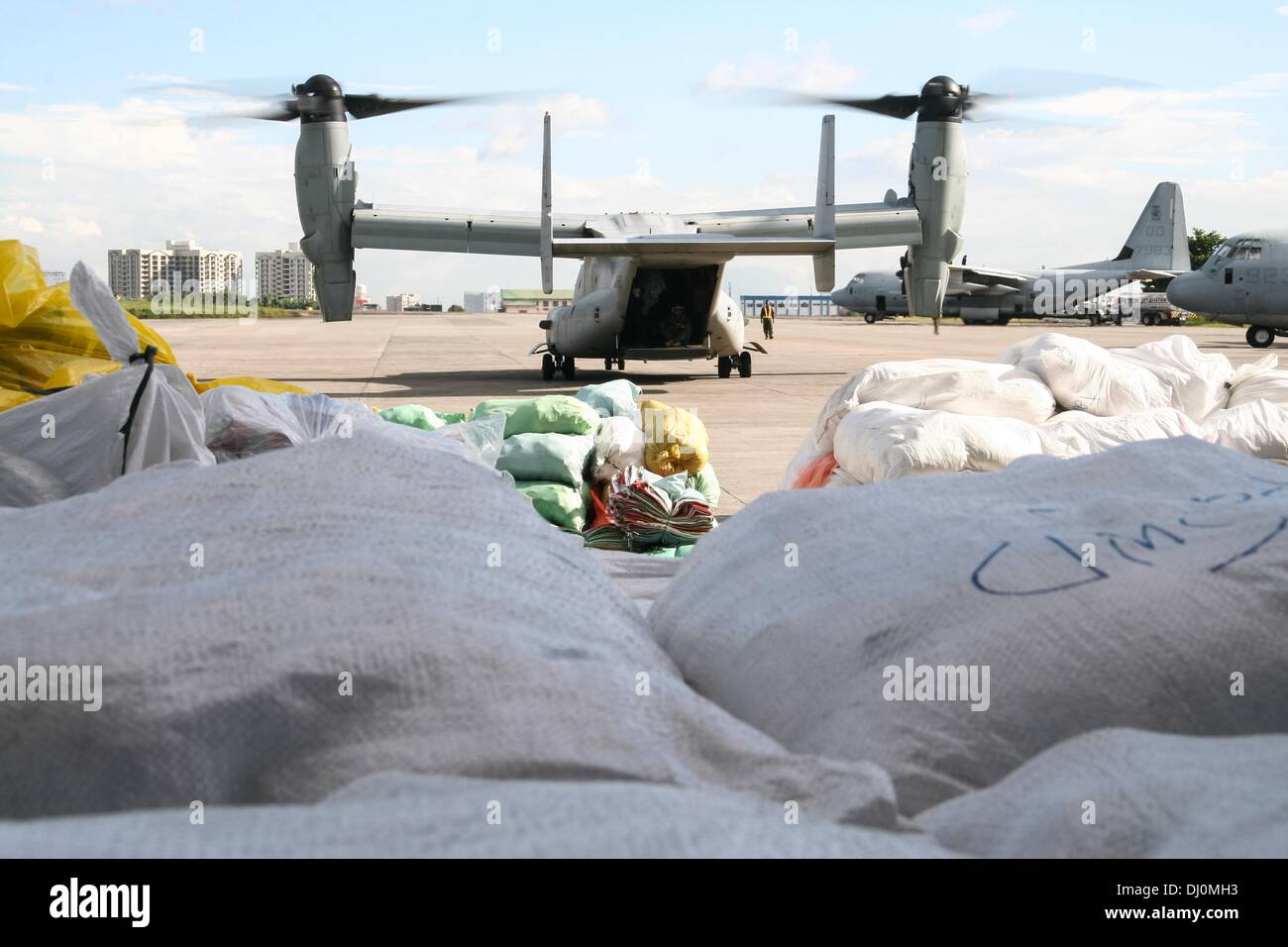 Manila, Philippinen. 18. November 2013. Ein US-Marine Osprey gebunden für Tacloban warten darauf, beladen mit Hilfsgütern an Villamor Airbase in Pasay City, südlich von Manila. --Tausende von vertriebenen Personen aus Tacloban und Ormoc City waren für Tierheim nach Villamor Airbase in Pasay City, südlich von Manila geflogen. Freiwillige helfen, füttern und beraten die evakuierten, die emotionales Trauma erlitten nach Überlebenden einer der größten Stürme, Land, Haiyan.Photo zu schlagen: J Gerard Seguia/NurPhoto Credit: J Gerard Seguia/NurPhoto/ZUMAPRESS.com/Alamy Live News Stockfoto