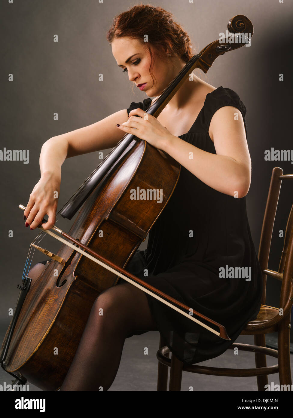 Foto von einem schönen weiblichen Musiker spielt ein Cello. Stockfoto