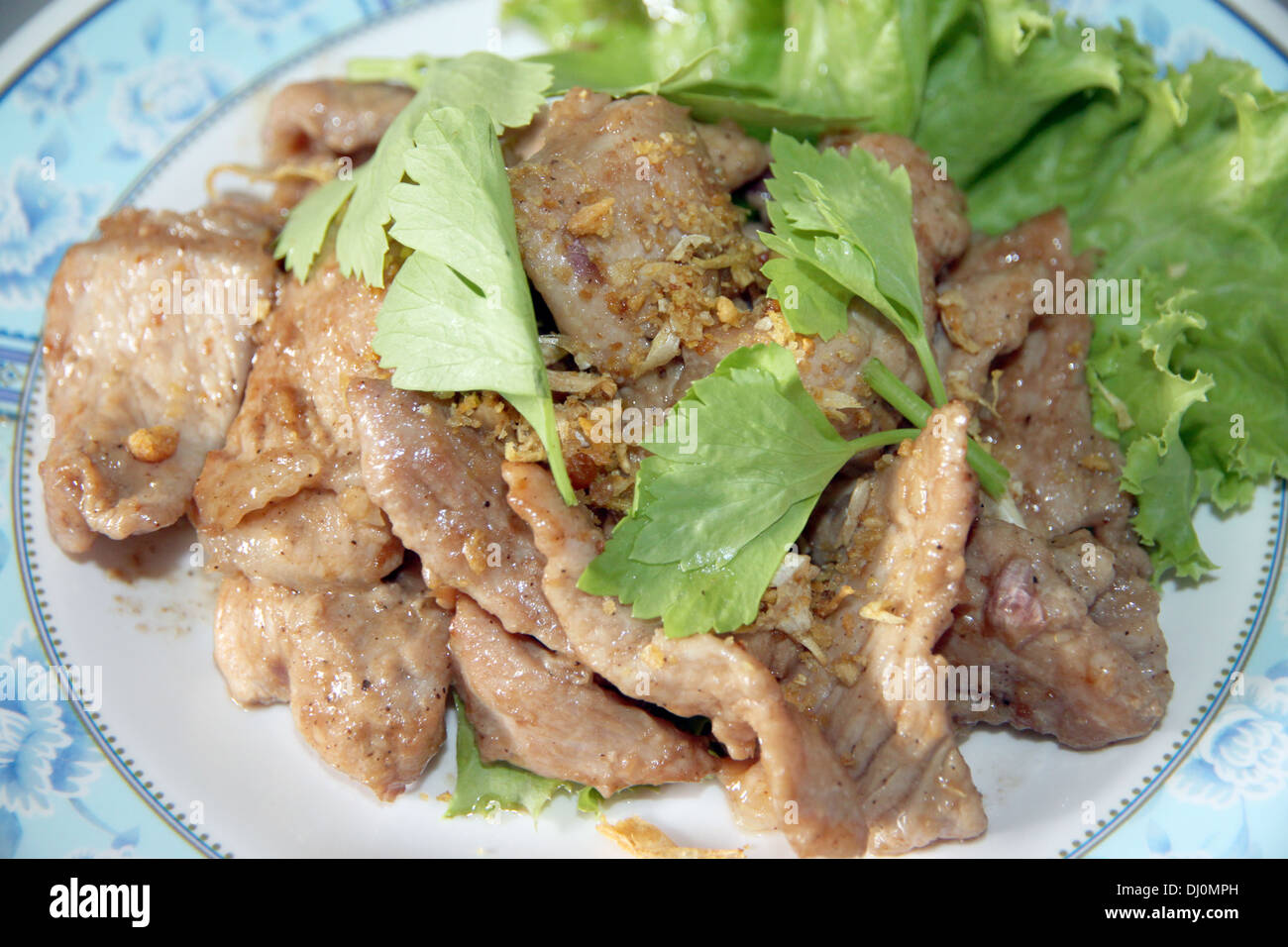 Nahaufnahme Bild gebratenes Schweinefleisch Gewürze in die Schüssel. Stockfoto