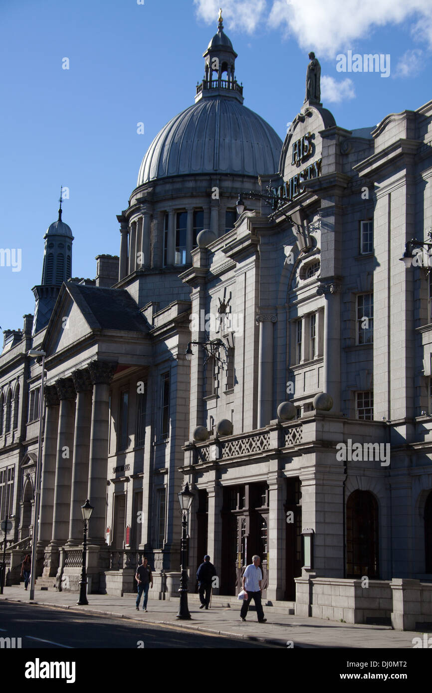 Stadtzentrum von Aberdeen, Schottland. Malerische Aussicht von Rosemount Viaduct mit Theater seiner Majestät im Vordergrund. Stockfoto