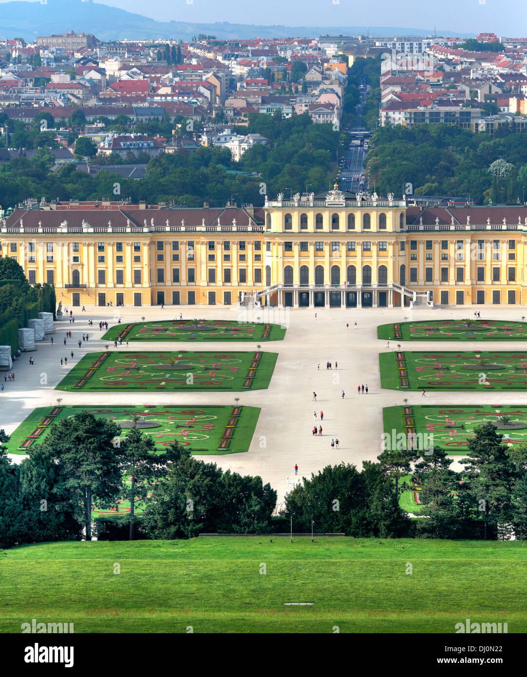 Blick auf Schloss Schönbrunn von Gloriette, Wien, Österreich Stockfoto