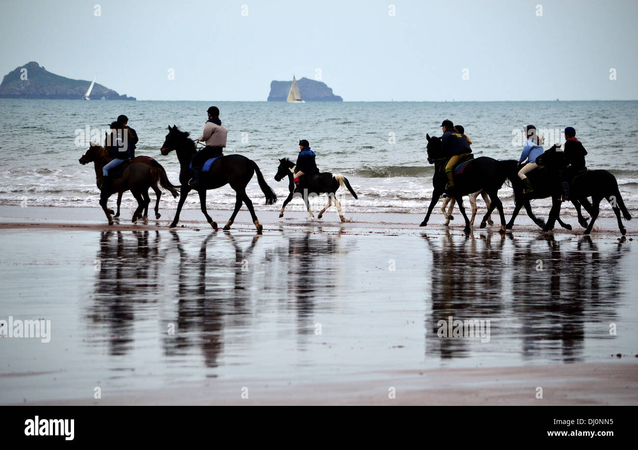 Gruppe von Pferden mit Fahrer genießen einen Ausflug auf Paignton Beach, Torbay, Devon, England, Vereinigtes Königreich Stockfoto