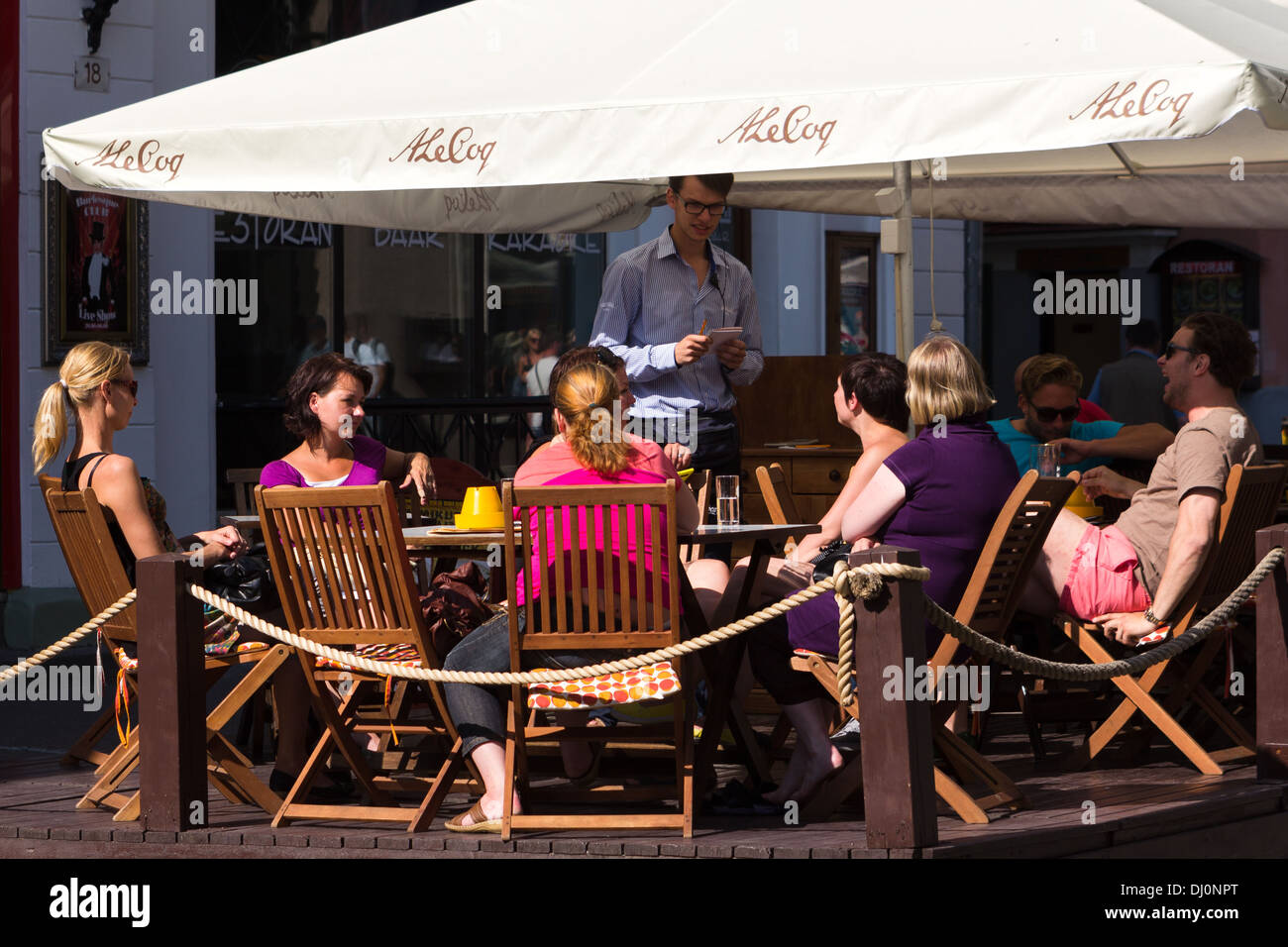 Junge Leute Essen am Bürgersteig Cafébar bestellen. Tallinn Estland Stockfoto
