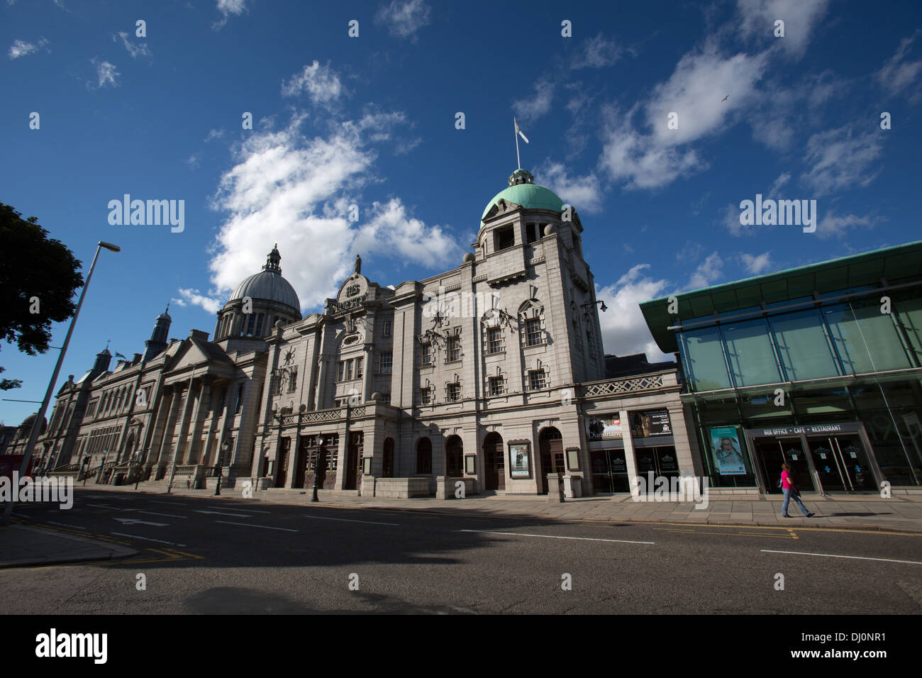 Stadtzentrum von Aberdeen, Schottland. Malerische Aussicht von Rosemount Viaduct mit Theater seiner Majestät im Vordergrund. Stockfoto