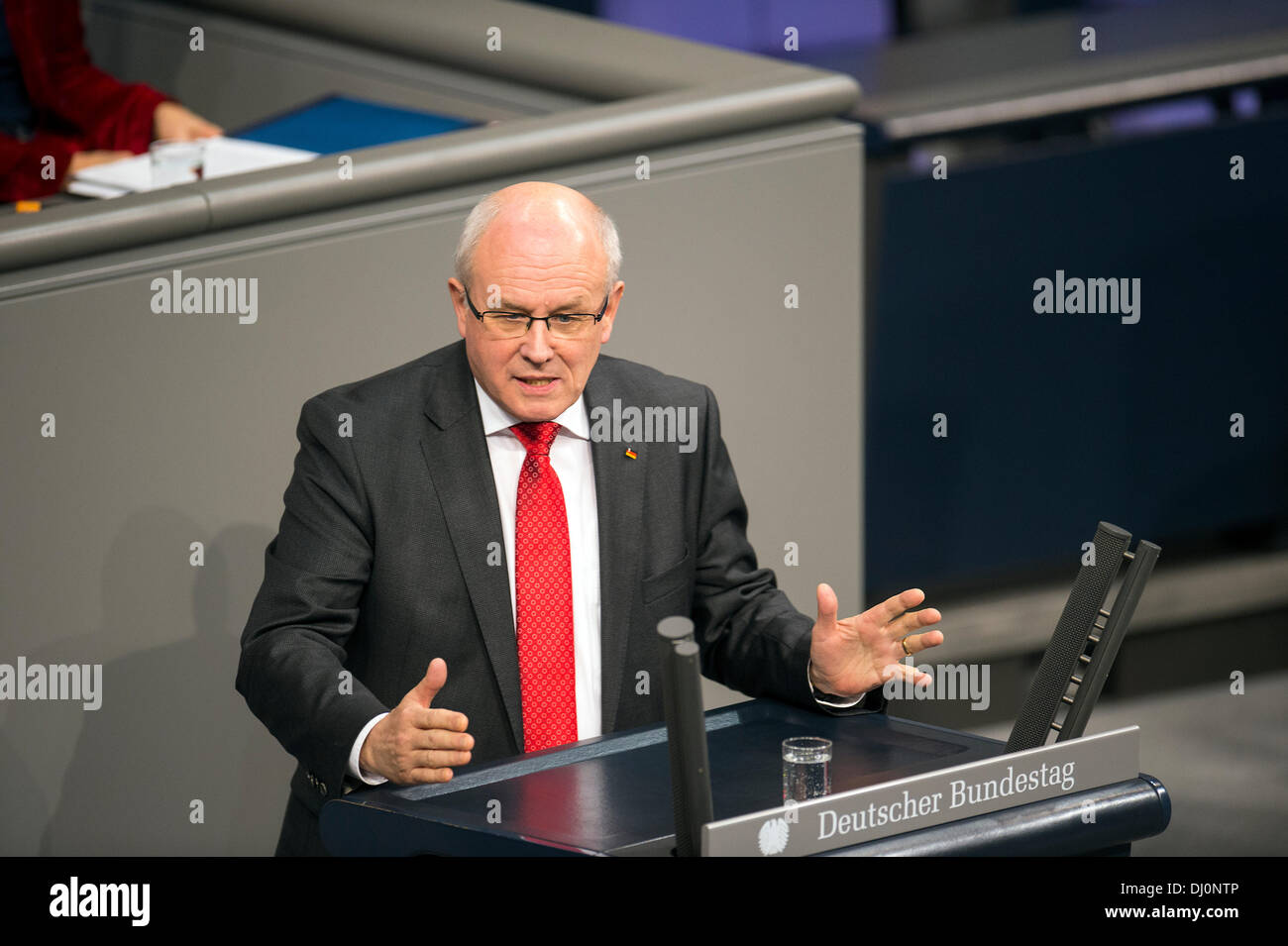 Berlin, Deutschland. 18. November 2013. Erklärung im BundesTag von Bundeskanzlerin Angela Merkel über die EU-Gipfel in die "Östliche Partnerschaft" der dritte Gipfel der östlichen Partnerschaft in Vilnius am 28. November und 29. 2013. Volker Kauder(CDU). Goncalo Silva/Alamy Live-Nachrichten. Stockfoto