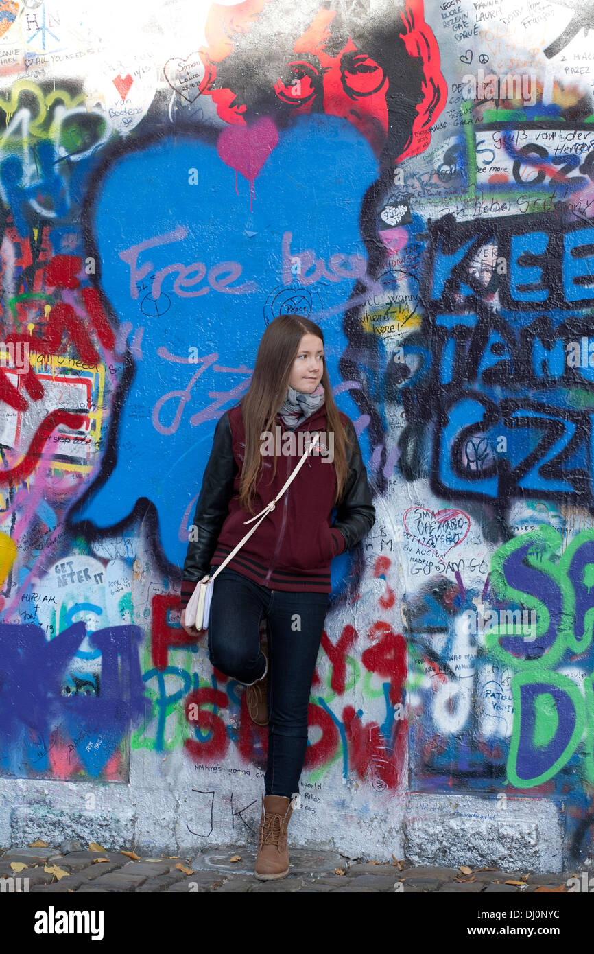 Mädchen lehnte sich an bunten John-Lennon-Mauer in Prag Stockfoto