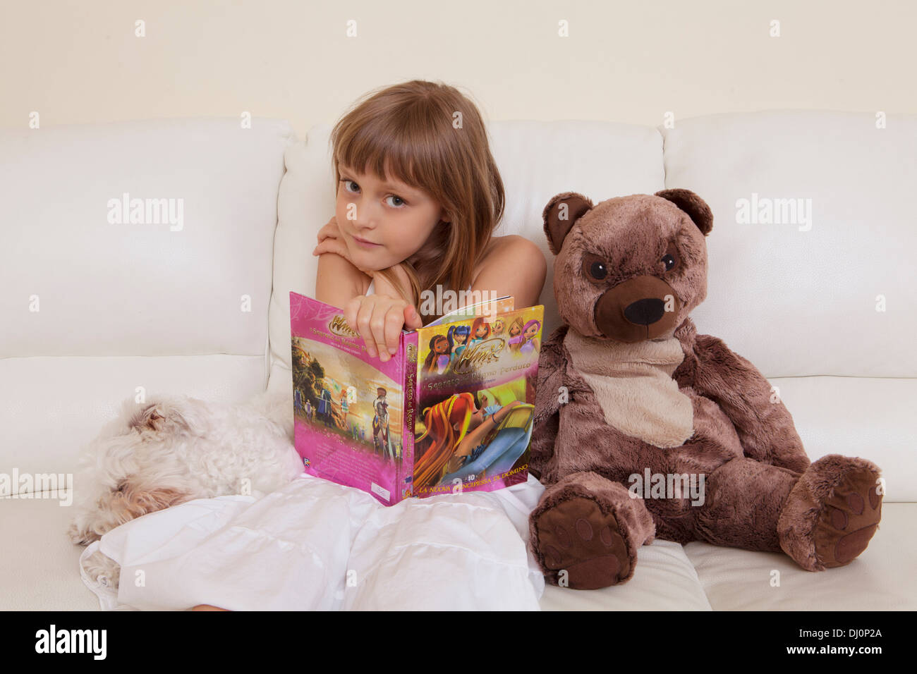 kleines Mädchen, ein Buch zu lesen Stockfoto