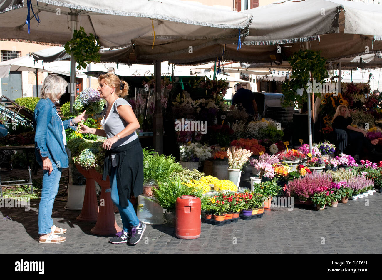 Frau-Verkauf von Blumen, Campo de' Fiori Markt, Rom, Italien Stockfoto