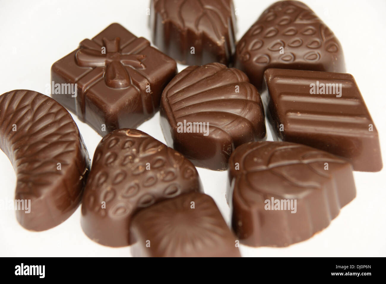 Auswahl an Pralinen Süßigkeiten auf einem weißen Hintergrund Stockfoto