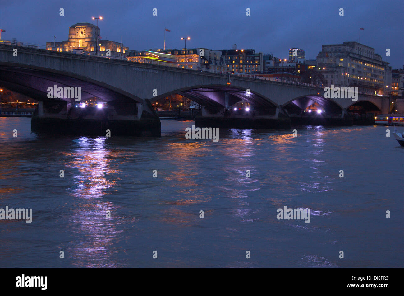 Waterloo Bridge bei Nacht, London, England (Datei: London-88-0001) Stockfoto