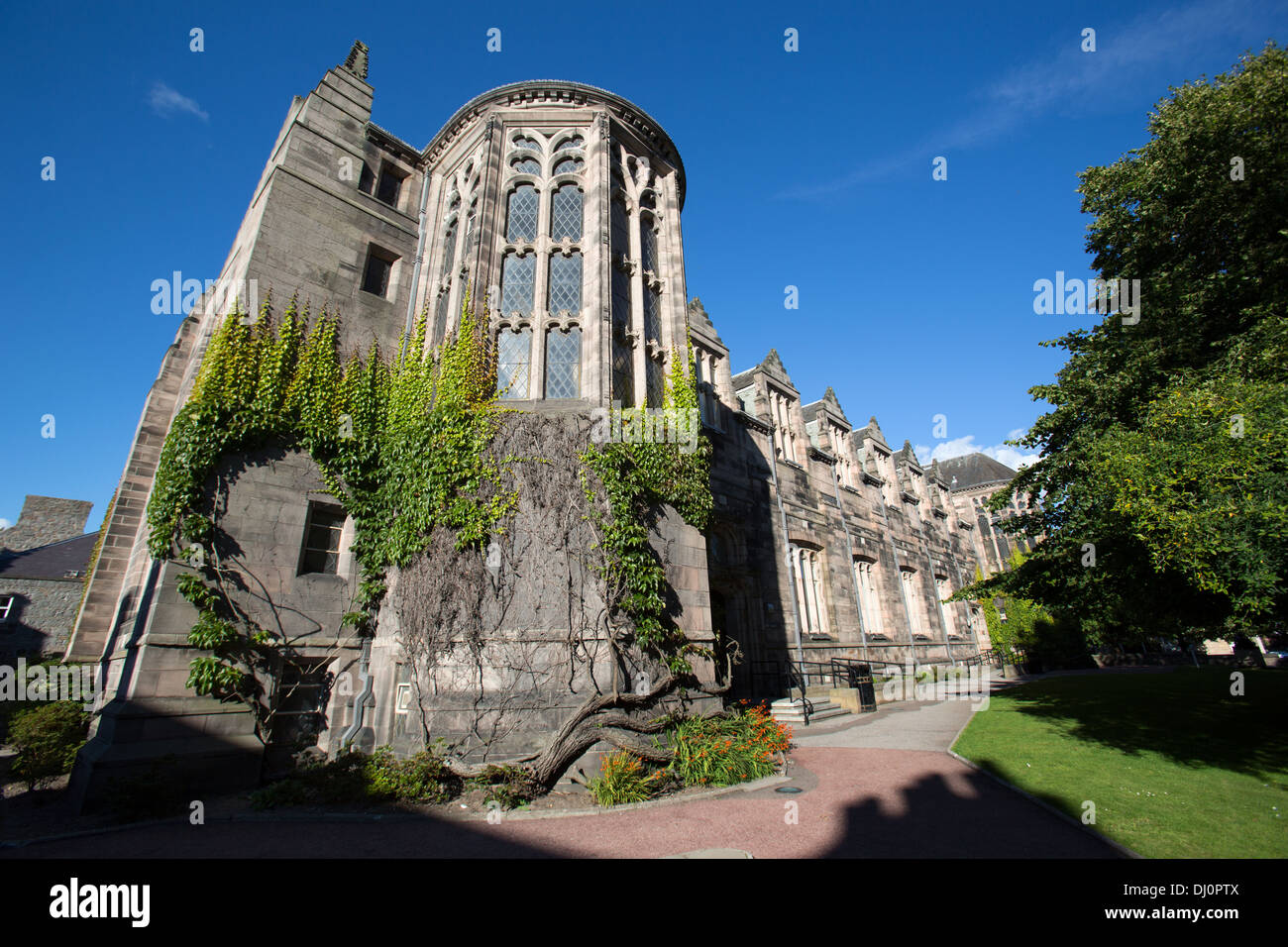 Stadtzentrum von Aberdeen, Schottland. Malerische Aussicht auf die Südansicht der Aberdeen University New King es bauen. Stockfoto