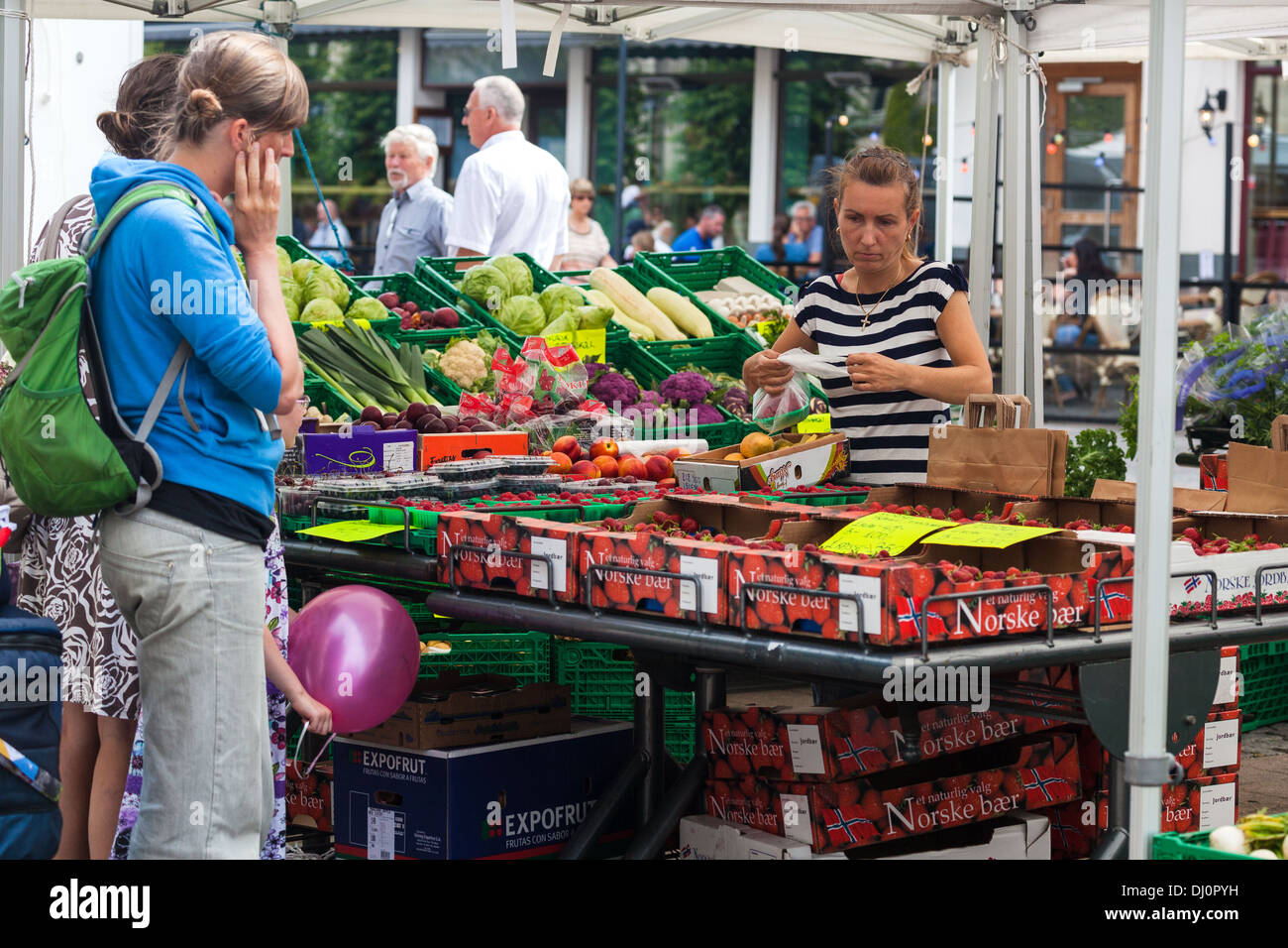 Einkaufs und vegan. Obst und Gemüse. Kristiansand, Norwegen Stockfotografie Alamy
