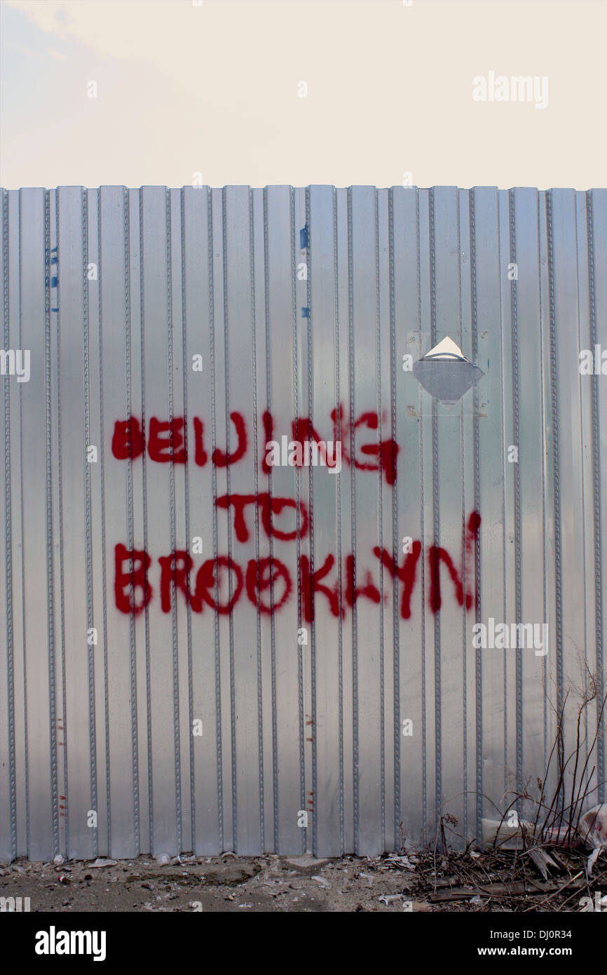 Peking nach Brooklyn Spray auf der Seite einen Metallzaun gemalt. Stockfoto