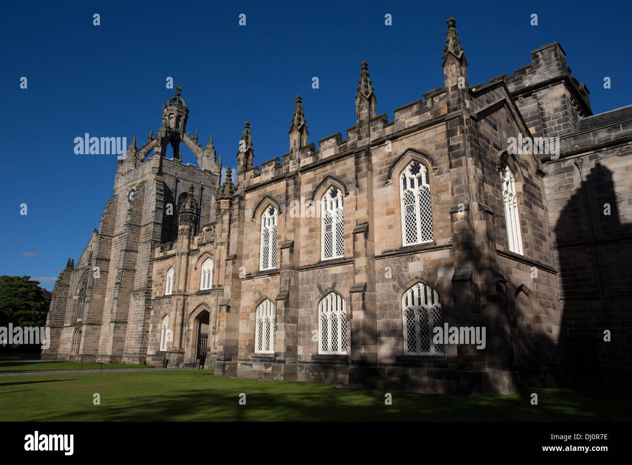 Stadtzentrum von Aberdeen, Schottland. Der Universität und des Königs College of Aberdeen mit Kings College Chapel im Hintergrund. Stockfoto