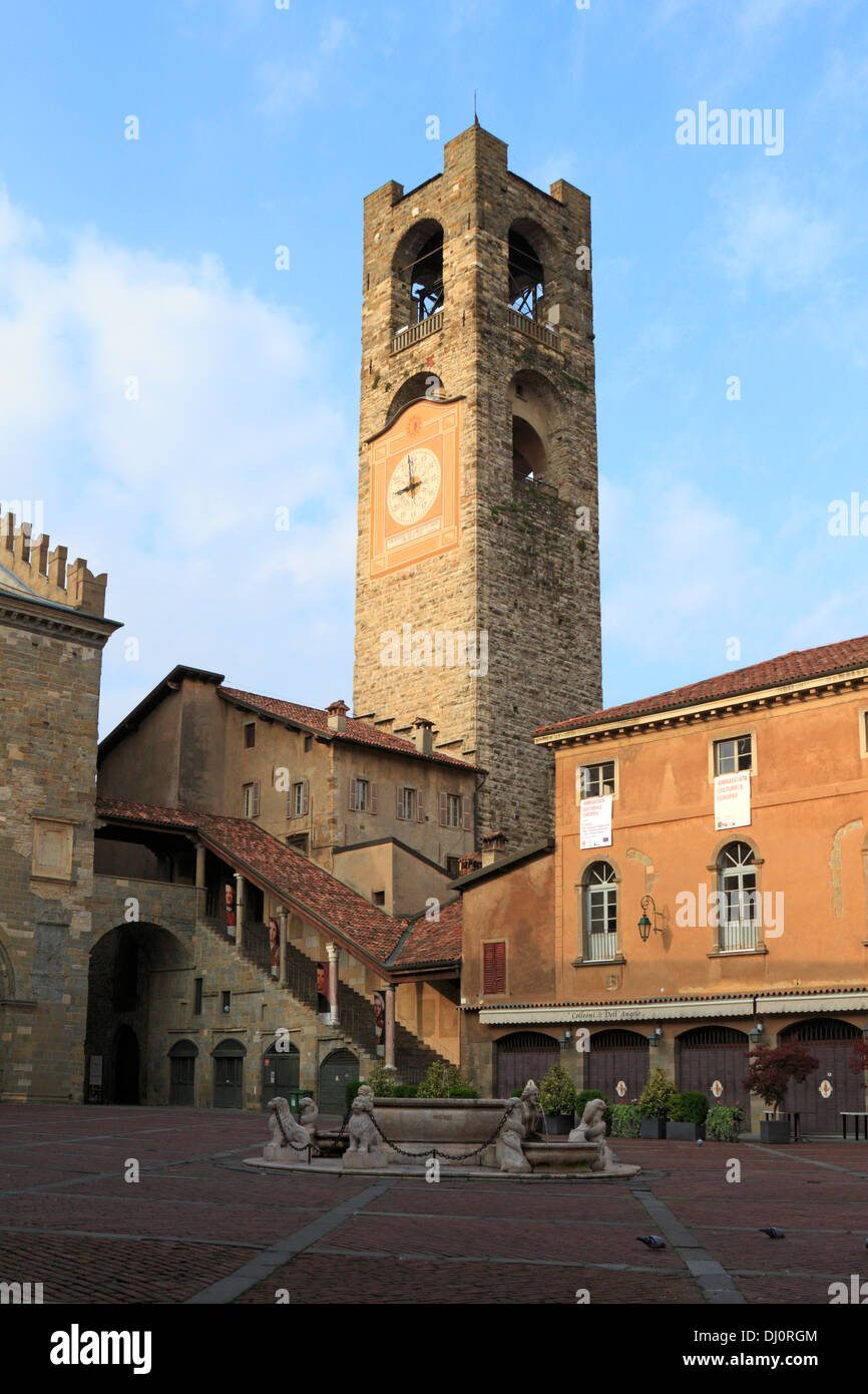 Il Gemeindeturm Civic Turm in Piazza Vecchia, Bergamo Alta, Italien. Stockfoto