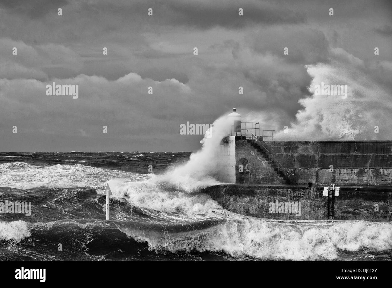 Wellen brechen über Whitehills Hafen in Aberdeenshire während eines Sturms Stockfoto