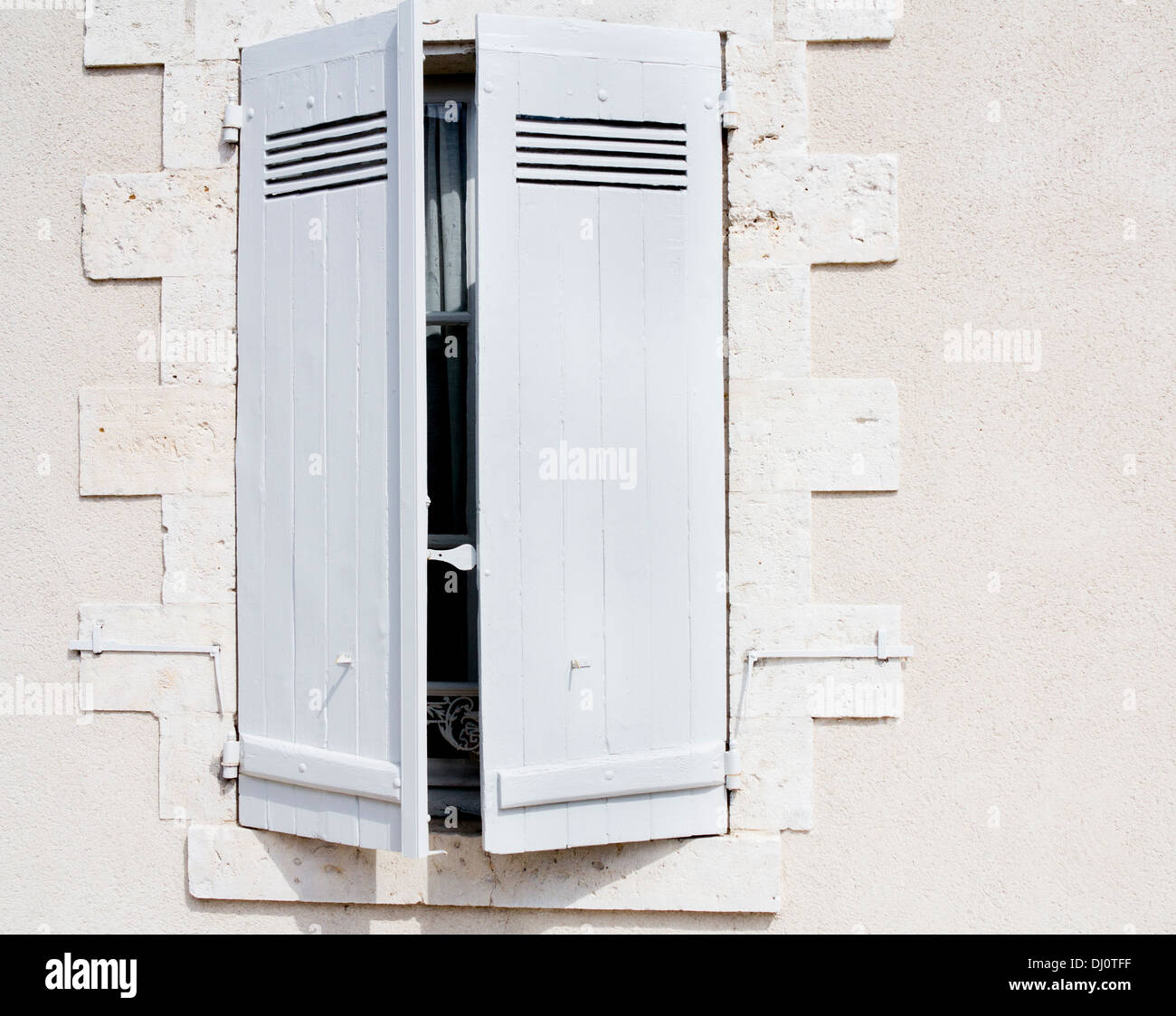 Diese Jalousien sind typisch für den Stil auf viele Tausende von Altbauten in Frankreich in Kraft gesetzt. Weiß auf Wollweiß Wände. Stockfoto