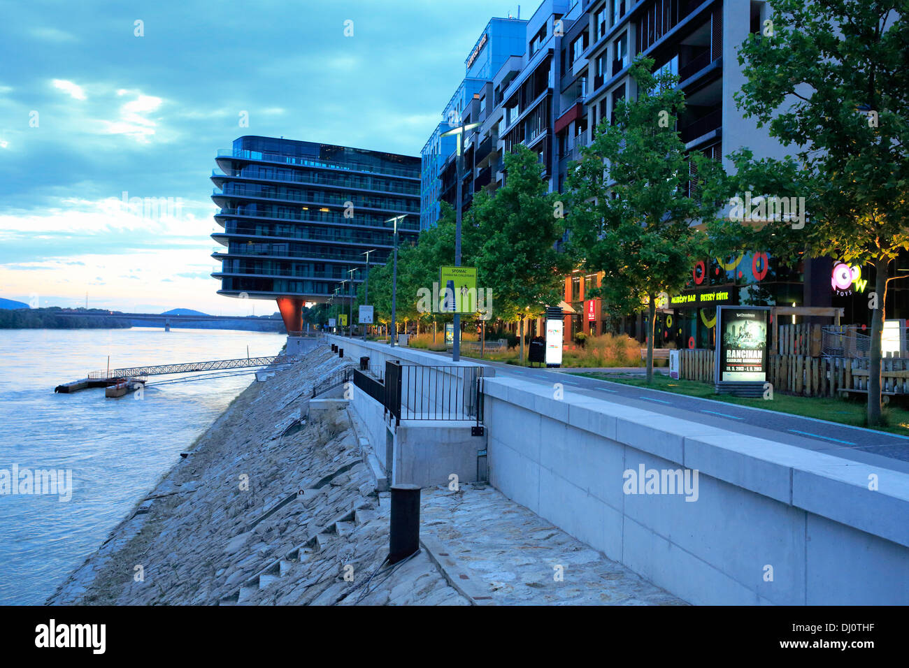 Kempinski Hotel River Park, Danube Damm in der Nacht, Bratislava, Slowakei Stockfoto