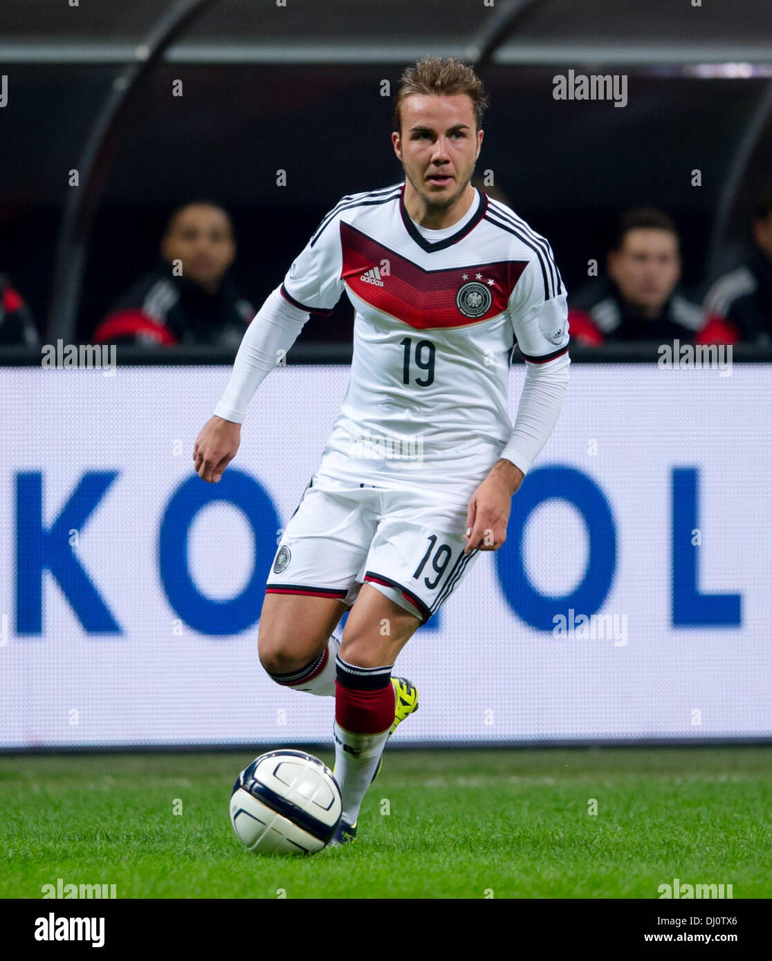 Deutschlands Mario Goetze Spielt Den Ball Wahrend Der