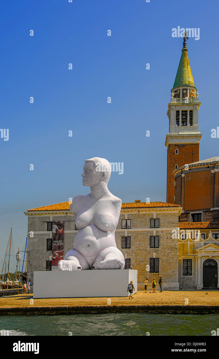Skulptur von Alison Lapper von Marc Quinn gesehen außerhalb der Kirche San Giorgio in Venedig, Italien. Stockfoto