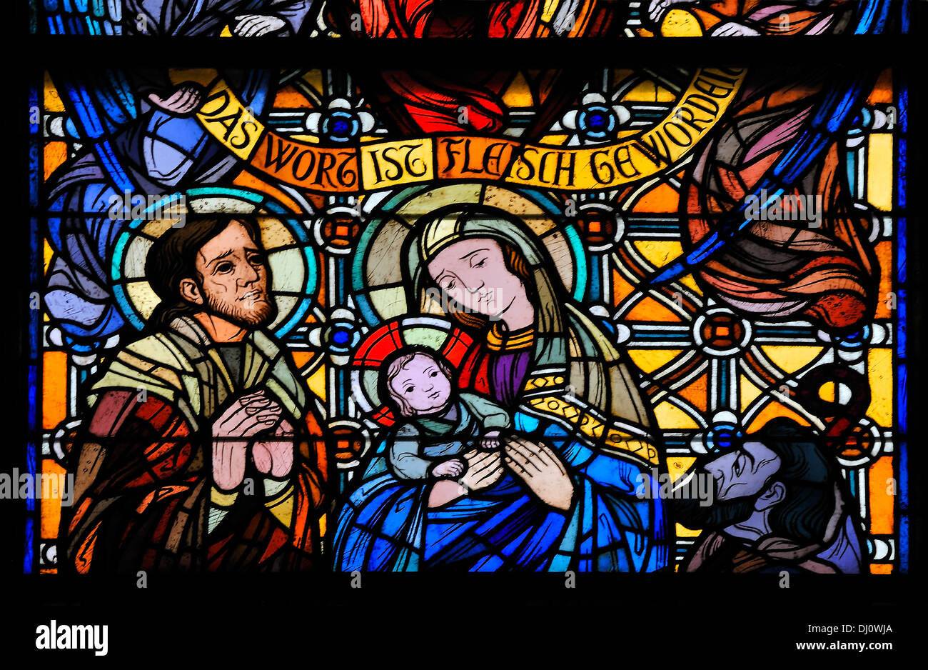 Glasfenster in der Stadtkirche, Elsdorf in Nordwestdeutschland. Es zeigt Maria, Josef und das Jesuskind. Stockfoto