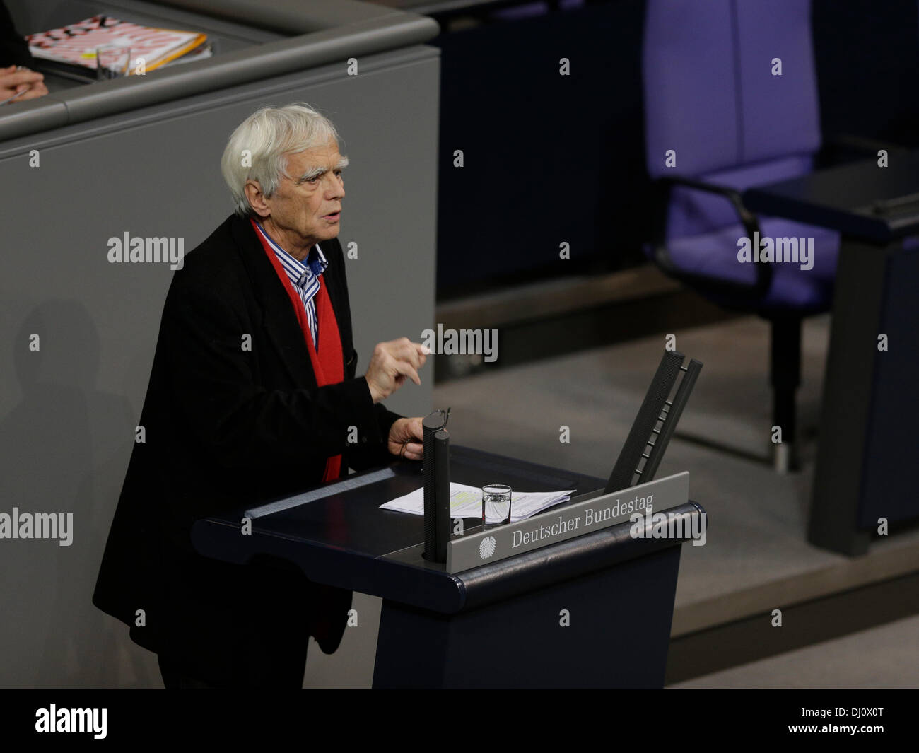 Berlin, Deutschland. 18. November 2013. Parlamentsdebatte zu den mündlichen Verhandlung Aktivitäten der NSA und die Auswirkungen auf Deutschland und die transatlantischen Beziehungen im Deutschen Bundestag. / Foto: Hans-Christian Ströbele, Grüne. Bildnachweis: Reynaldo Chaib Paganelli/Alamy Live-Nachrichten Stockfoto