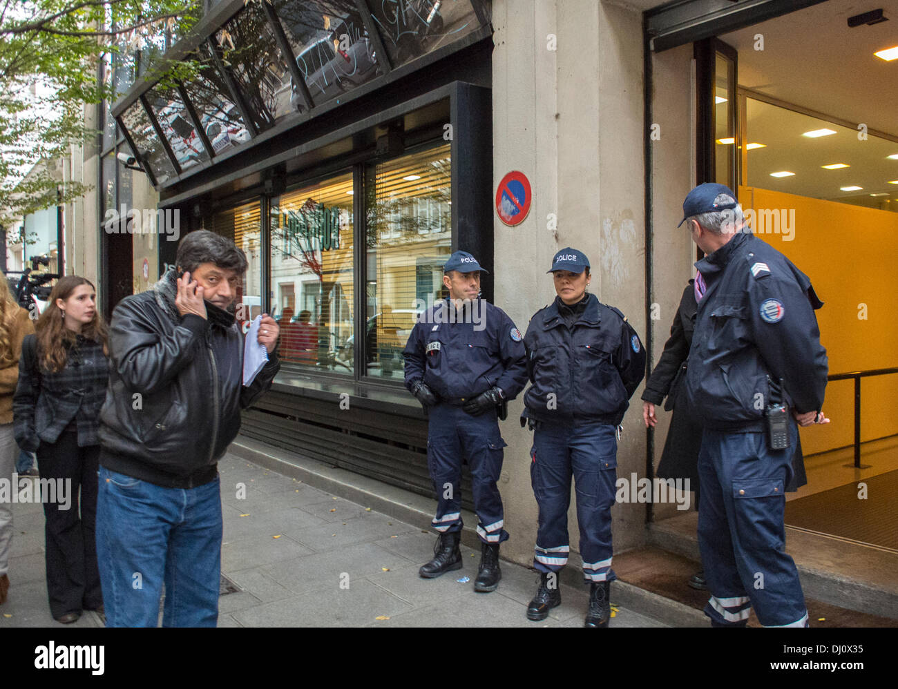 Paris, Frankreich. Gruppenmenschen, Männer in Uniform, französische Medien, Hauptquartier der Befreiungszeitung, mit Paris Police Security, nach der Schießerei, Tatortgebäude, französische Polizeiuniform Stockfoto