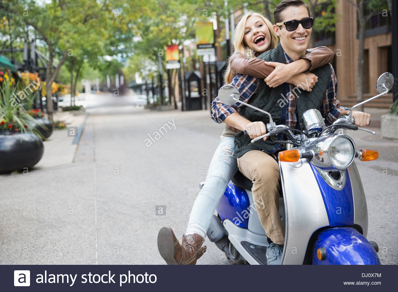 Paar auf Roller fahren Stockfoto