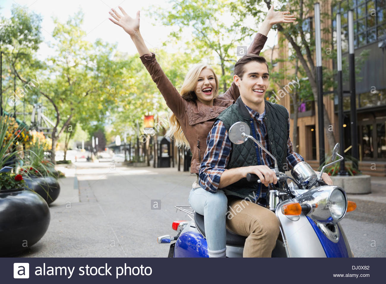 Fröhliches Paar genießt Roller fahren Stockfoto