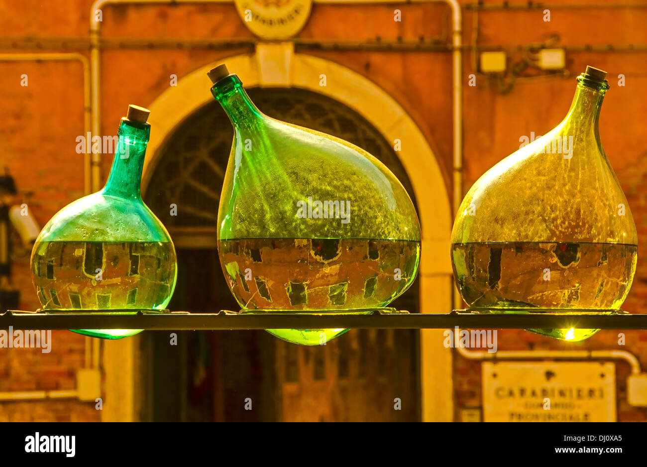 Anordnung der alten Flaschen des New Zealand Künstlers Bill Culbert an die Kirche von Santa Maria della Pietà, Venedig, Italien. Stockfoto