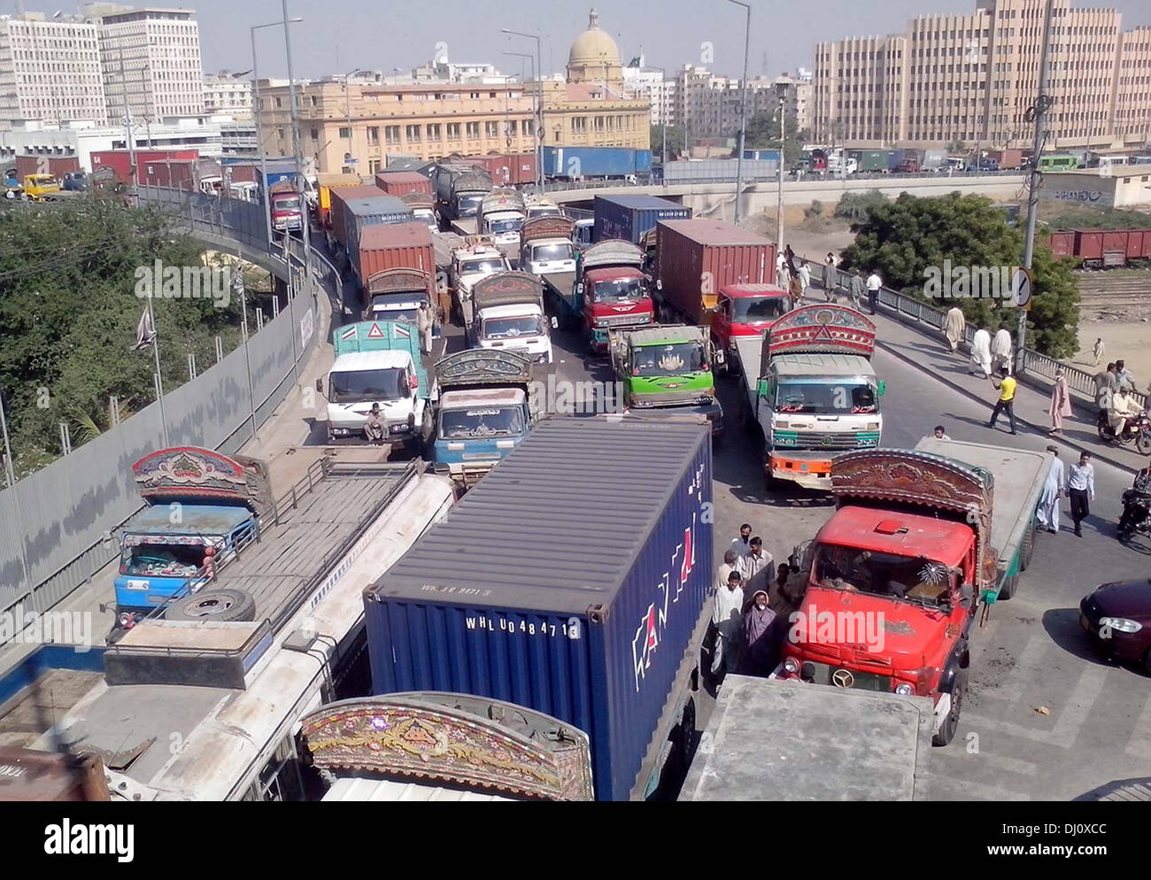 Ansicht der Stau durch große Anzahl von LKW führen waren Container Transport beschäftigt nach Ende zu finden, der von Goods Transport Association an Netty Steg Brücke in Karachi auf Montag, 18. November 2013 genannt. Stockfoto